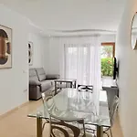 Playa Del Duque Beachside - Renovated 1br Pd1 Appartement *