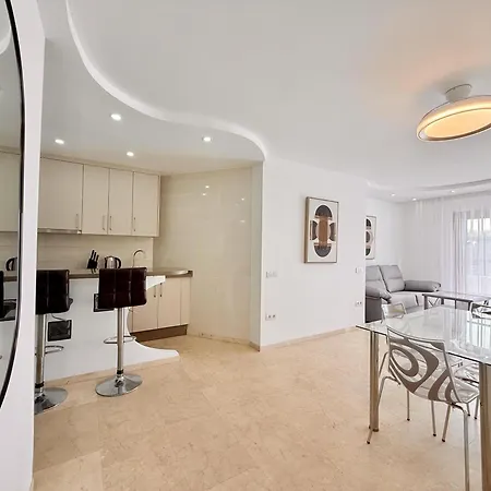 Playa Del Duque Beachside - Renovated 1br Pd1 Appartement